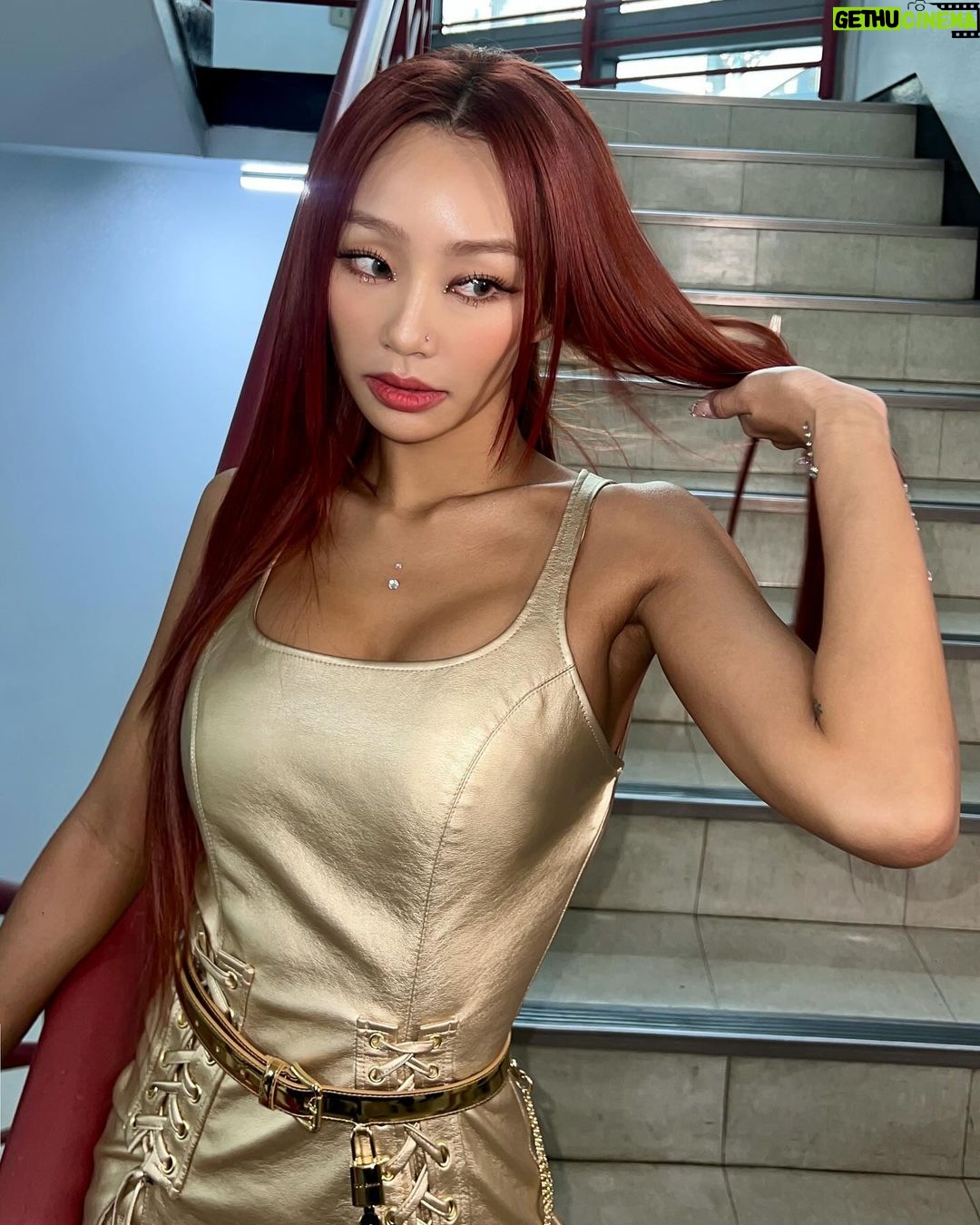 Hyolyn Instagram - 💛인기가요💛 까지!! 11년만에 컴백한 우리 SISTAR19 효린, 보라 #NoMore 반갑게 맞아주시고, 오랫동안 기다려주신 많은 분들께 정말 진심으로 고맙고 또 고맙고 감사합니다 여러분들 덕분에 행복해지는 우리의 목표를 이룬 것 같아요 더할나위 없이 즐겁고, 행복했어요 앞으로 더 좋은음악으로 좋은모습으로 늘 보답할게요 사랑합니다🫶🏼