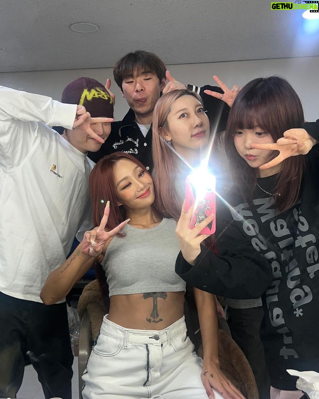 Hyolyn Instagram - 💛인기가요💛 까지!! 11년만에 컴백한 우리 SISTAR19 효린, 보라 #NoMore 반갑게 맞아주시고, 오랫동안 기다려주신 많은 분들께 정말 진심으로 고맙고 또 고맙고 감사합니다 여러분들 덕분에 행복해지는 우리의 목표를 이룬 것 같아요 더할나위 없이 즐겁고, 행복했어요 앞으로 더 좋은음악으로 좋은모습으로 늘 보답할게요 사랑합니다🫶🏼
