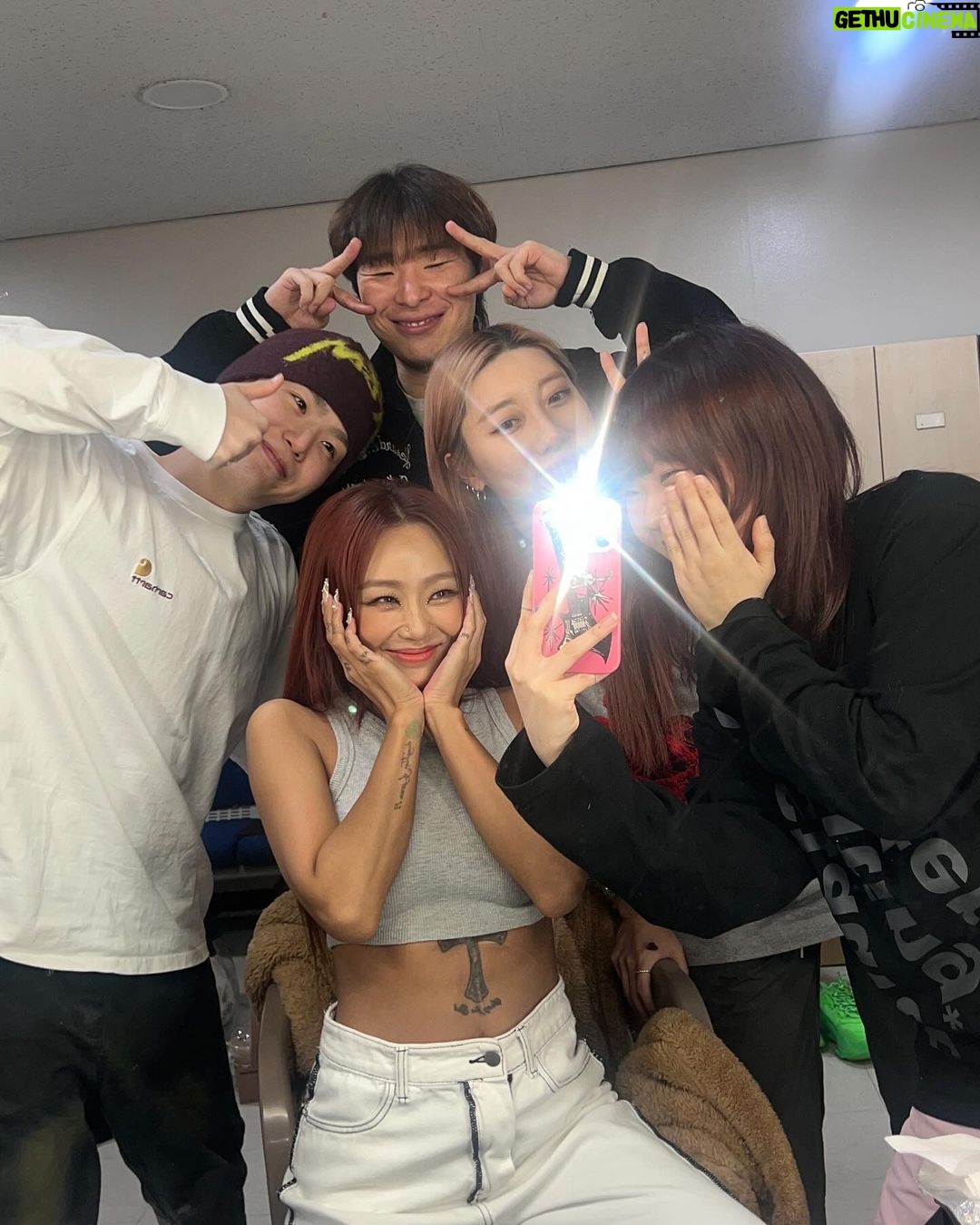 Hyolyn Instagram - 💛인기가요💛 까지!! 11년만에 컴백한 우리 SISTAR19 효린, 보라 #NoMore 반갑게 맞아주시고, 오랫동안 기다려주신 많은 분들께 정말 진심으로 고맙고 또 고맙고 감사합니다 여러분들 덕분에 행복해지는 우리의 목표를 이룬 것 같아요 더할나위 없이 즐겁고, 행복했어요 앞으로 더 좋은음악으로 좋은모습으로 늘 보답할게요 사랑합니다🫶🏼