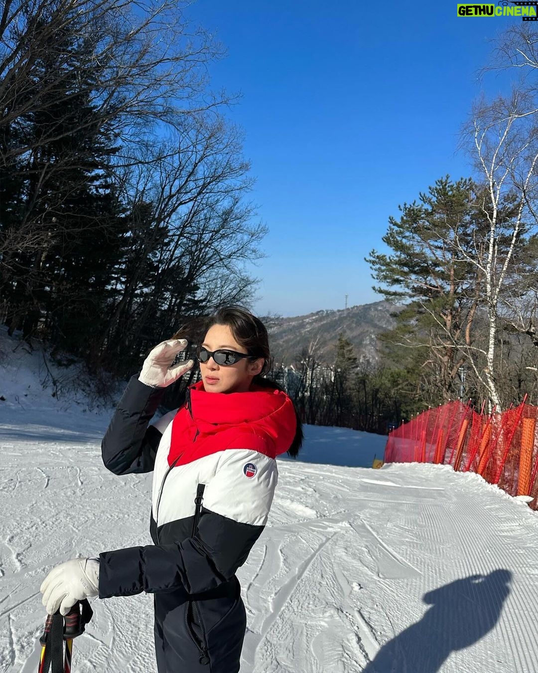 Hyoyeon Instagram - 더더더 잘 타고싶어⛷️⛷️⛷️⛷️⛷️ . #스키 #ski YongPyong Resort PyeongChang, Korea