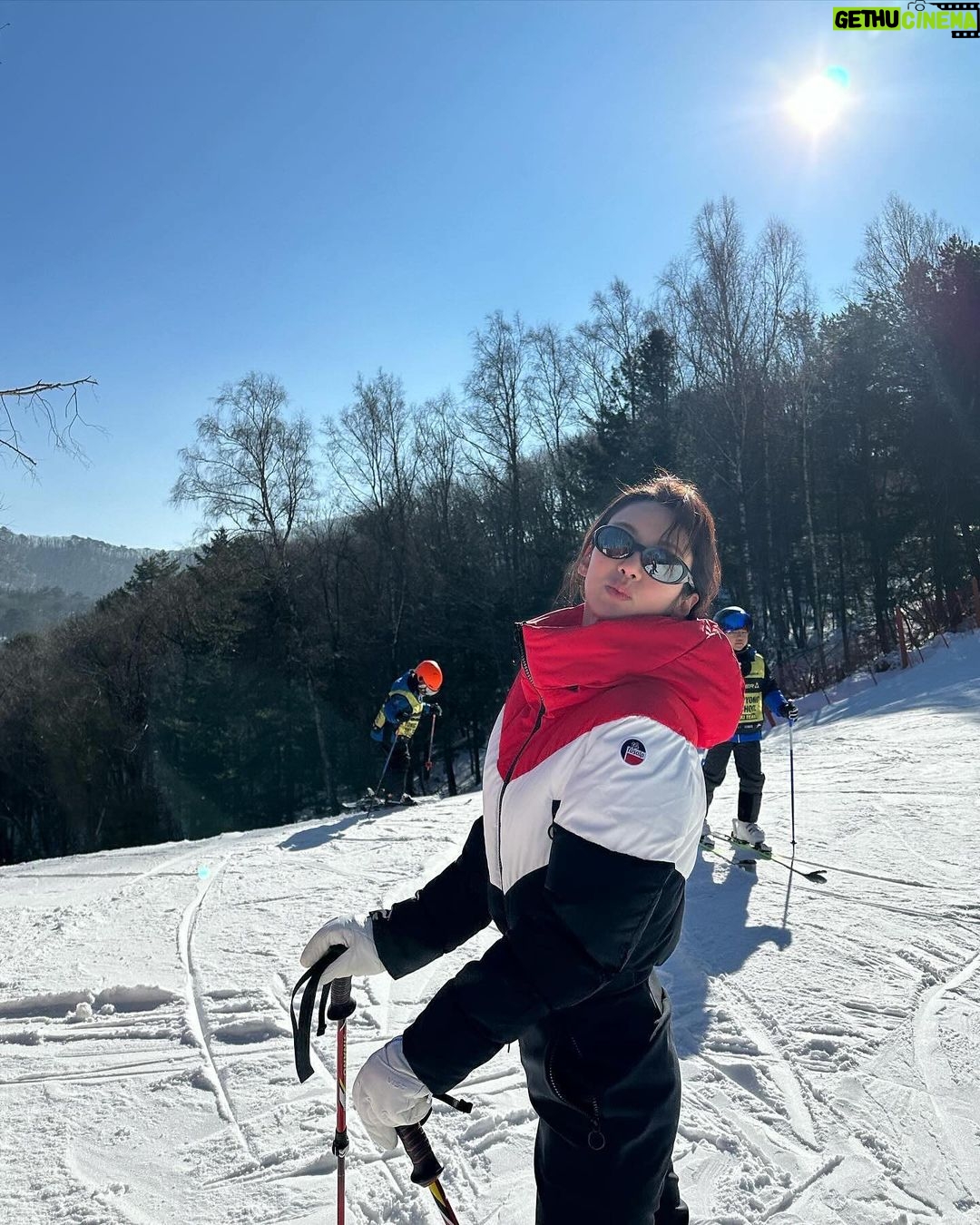 Hyoyeon Instagram - 더더더 잘 타고싶어⛷️⛷️⛷️⛷️⛷️ . #스키 #ski YongPyong Resort PyeongChang, Korea