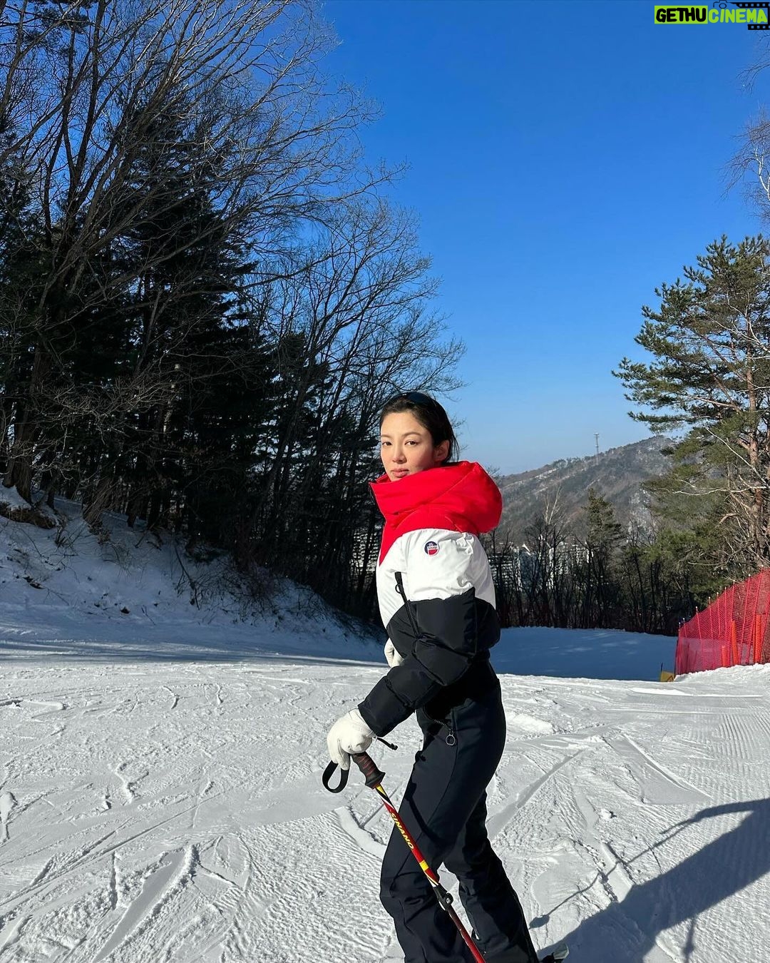 Hyoyeon Instagram - 더더더 잘 타고싶어⛷️⛷️⛷️⛷️⛷️ . #스키 #ski YongPyong Resort PyeongChang, Korea