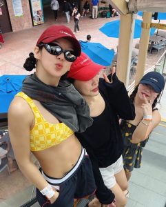 Hyoyeon Instagram - Today🤟🏻🤸🏼🤍 . #워터파크 다🐬 너무 신났어🎢 #오운완 Sunway Lagoon, Malaysia