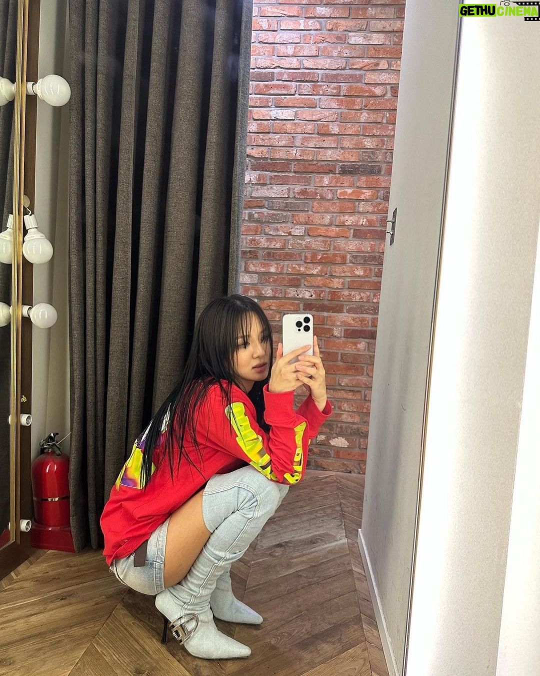 Hyoyeon Instagram - 그래요 9/22 내 생일이에요 많이 축하해줘서 고마워요😘 . 🍾🥂🥂