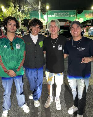 Iñaki Godoy Instagram - Hanging out with the boys 🍻😮‍💨
