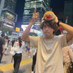 Iñaki Godoy Instagram - Just hanging out in Japan with my new best friend 🇯🇵🦆 What should we name him ??? Also, make sure to check out my website for more cool stuff !!!
