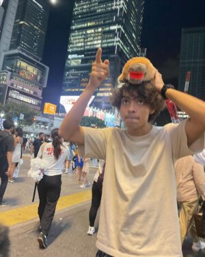 Iñaki Godoy Instagram - Just hanging out in Japan with my new best friend 🇯🇵🦆 

What should we name him ??? 

Also, make sure to check out my website for more cool stuff !!!