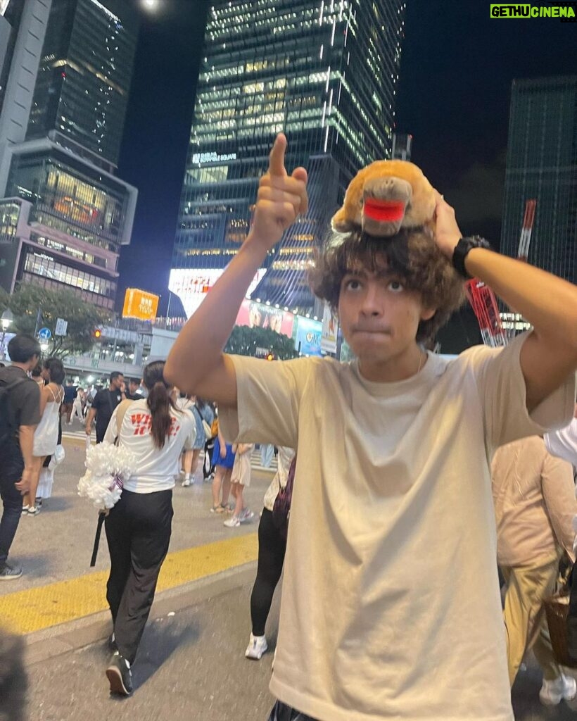 Iñaki Godoy Instagram - Just hanging out in Japan with my new best friend 🇯🇵🦆 What should we name him ??? Also, make sure to check out my website for more cool stuff !!!
