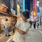 Iñaki Godoy Instagram - Just hanging out in Japan with my new best friend 🇯🇵🦆 What should we name him ??? Also, make sure to check out my website for more cool stuff !!!