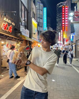 Iñaki Godoy Instagram - Just hanging out in Japan with my new best friend 🇯🇵🦆 

What should we name him ??? 

Also, make sure to check out my website for more cool stuff !!!
