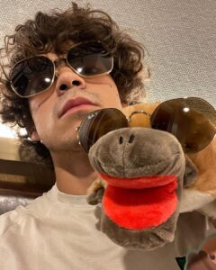 Iñaki Godoy Instagram - Just hanging out in Japan with my new best friend 🇯🇵🦆 What should we name him ??? Also, make sure to check out my website for more cool stuff !!!
