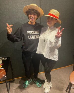 Iñaki Godoy Instagram - So happy that Mayumi will dub Luffy in the live action !!! Meeting her was an honor, she is a legend 😎 Y que increible doblar a Luffy en español, además siendo dirigido por la talentosisima @mireya_mendoza_of
Me tendré que ver la serie en TODOS los idiomas 😂
