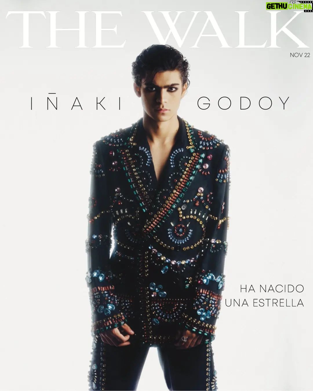 Iñaki Godoy Instagram - ¡Comenzamos noviembre a lo grande! Te presentamos la portada de nuestro número de este mes, protagonizada por Iñaki Godoy, a quien seguro recuerdas por “Los Imperfectos” o “MexZombies”, y a quien definitivamente no podrás olvidar cuando veas “No Abras la Puerta” y la próxima producción de Netflix, “One Piece”. En esta ocasión, Iñaki nos acompaña a realizar un viaje minimalista y encantador, en el que vuelca todo su carisma ante la cámara de nuestro fotógrafo, Miguel Valencia, bajo la dirección creativa de nuestro editor en jefe, Alejandro Acero. Próximamente, tendremos mucho más contenido para ti. Permanece al tanto de nuestras redes sociales y de nuestro sitio web. We're starting this month in style! We present to you the cover of our November issue, starring Iñaki Godoy, who you surely remember from "Los Imperfectos" or "MexZombies", and who you definitely won't forget when you watch "No Abras la Puerta" and the upcoming Netflix production, "One Piece"! On this occasion, Iñaki accompanies us on a minimalist and charming journey, in which he pours all his charisma in front of the camera of our photographer, Miguel Valencia, under the creative direction of our editor-in-chief, Alejandro Acero. Soon, we will have much more content for you. Stay tuned to our social networks and our website! #IñakiGodoy #FashionPhotography #NewIssue #TheWalkMX Starring: Iñaki Godoy (@inakigo). Styling & Creative Direction: Alejandro Acero (@alexacerov). Photography: Miguel Valencia (@mvphotographer). Text, interview, video and video editing: Kevin Gorian (@kevingorian). Makeup & Hair Design: Arturo Valdez (@arturovaldes.mx). Public Relations: Norberto Flores (@norbertoflo). Public Relations (Iñaki Godoy): Alberto Villegas (@betoville). Production Assistant & Cover Design: Melissa Milla (@melissaathestrange). Total look Dolce & Gabbana (@dolcegabbana).