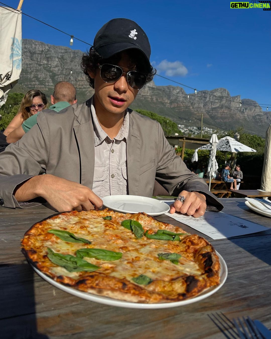 Iñaki Godoy Instagram - Pizza with pineapple is wrong🍷🧐