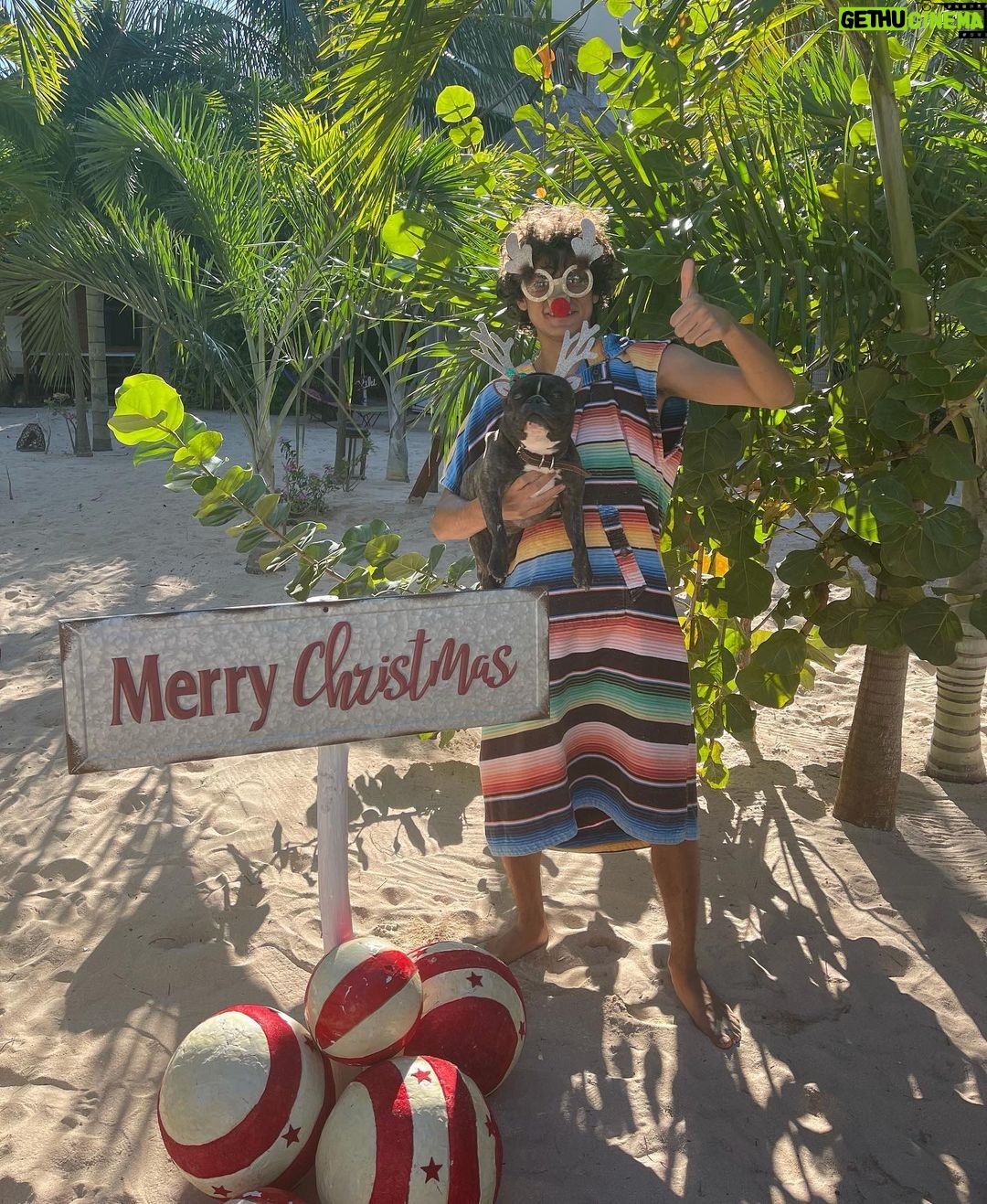 Iñaki Godoy Instagram - MERRY CHRISTMAS EVERYONE!!!! Make sure to have fun and eat a LOT. 🏴☠️🎄