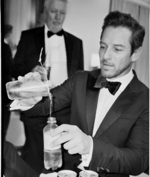 Ian Bohen Instagram - Happy Friday. Grab one to go.
📸 @travis_shinn