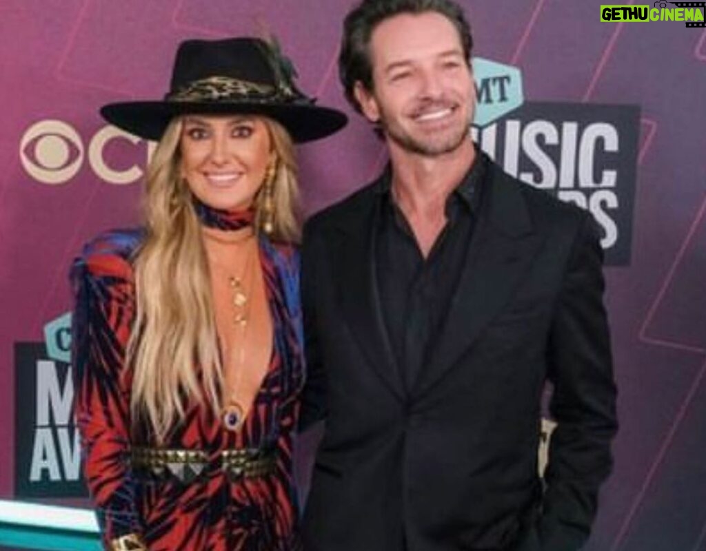 Ian Bohen Instagram - It’s not everyday you get to introduce a friend, colleague and the hottest act in country music all at once during the @cmt awards but I got the chance to welcome @laineywilsonmusic to the stage with my dear friend @thejenlandon and my new friend @hardy. What an absolute treat it was. Thank you @mrfabioimmediato and @fendi for getting me sharpened up for the event. Much appreciated.
