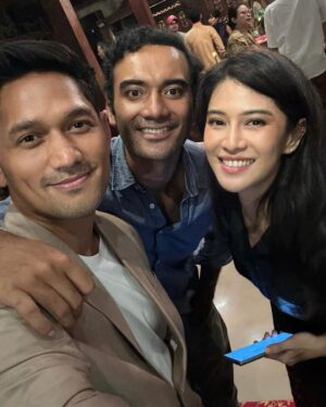Ibnu Jamil Instagram - dimasa ortunya Arum Cengkeh nongkrong bareng Romo nya mas Lebas

Gadis Kretek cast❤️‍🔥

#jamilosjourney #gadiskretek #actorslife