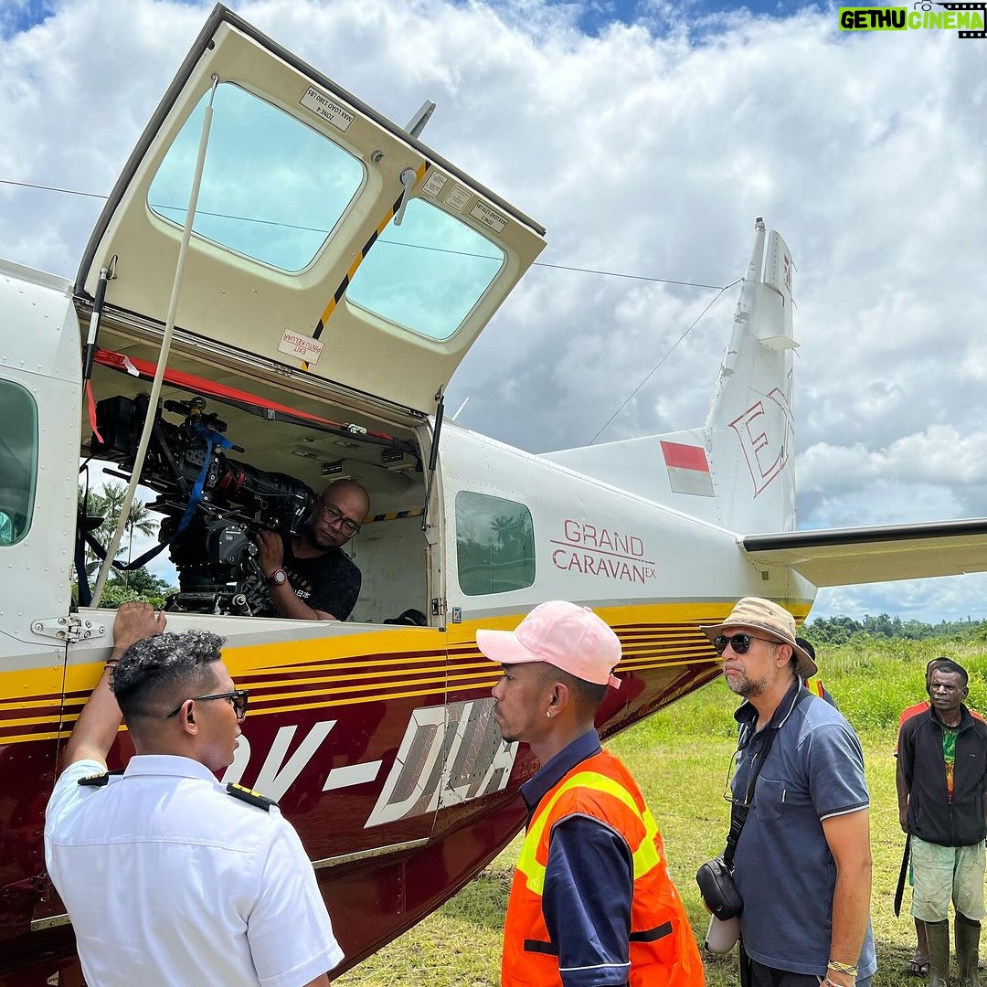 Ibnu Jamil Instagram - berperan sebagai Edu di Film Indonesia Dari Timur Pengalaman kedua kali jadi pilot setelah jadi Halim Perdana Kusuma..beda nya difilm ini saya praktek bawa pesawat nya langsung πβ€οΈ terima kasih @aleniapictures siapa yang udah nonton film @indonesiadaritimurfilm ? #jamilosjourney #indonesiadaritimur #filmindonesia #actor