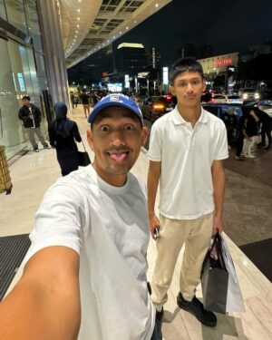 Ibnu Jamil Instagram - nomer 17 sedang menyala🔥🔥🔥 

1: Dhofin ultah ke 17

 2: no 17 yang bikin MU dapat gol (meskipun gol giveaway)

3: pamer skor 😎💪

saatnya kita teriak apa jon jon ku semuaaa….???

#jamilosjourney #manchesterunited #mufc #ggmu
