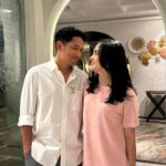 Ibnu Jamil Instagram - diajak dinner malah ngantuk🫣 ayo banguuunnn sayang @ririnekawati 🤍 mumpung tanggal 14 Feb dan MU lagi khilaf nih..mereka lupa cara kalah loh #jamilosjourney #rindu #ririnekawati