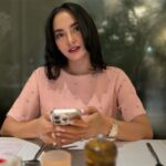 Ibnu Jamil Instagram - diajak dinner malah ngantuk🫣 ayo banguuunnn sayang @ririnekawati 🤍 mumpung tanggal 14 Feb dan MU lagi khilaf nih..mereka lupa cara kalah loh #jamilosjourney #rindu #ririnekawati