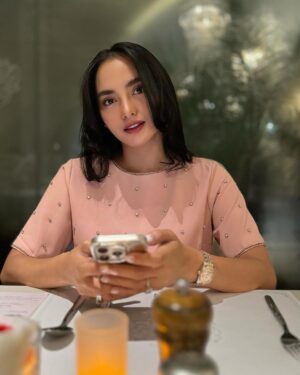 Ibnu Jamil Instagram - diajak dinner malah ngantuk🫣

ayo banguuunnn sayang @ririnekawati 🤍 mumpung tanggal 14 Feb dan MU lagi khilaf nih..mereka lupa cara kalah loh

#jamilosjourney #rindu #ririnekawati