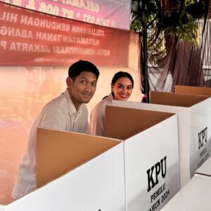 Ibnu Jamil Instagram - siapapun Presidenya kita tetep KELUARGA 🤍❤️🇮🇩

vote for a better Indonesia ..jangan lupa nyoblos jon..😉

#jamilosjourney #electionday #pemilu2024