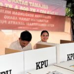 Ibnu Jamil Instagram - siapapun Presidenya kita tetep KELUARGA 🤍❤️🇮🇩 vote for a better Indonesia ..jangan lupa nyoblos jon..😉 #jamilosjourney #electionday #pemilu2024