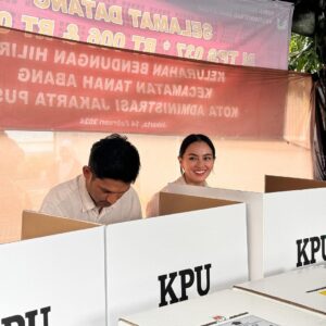 Ibnu Jamil Instagram - siapapun Presidenya kita tetep KELUARGA 🤍❤️🇮🇩

vote for a better Indonesia ..jangan lupa nyoblos jon..😉

#jamilosjourney #electionday #pemilu2024