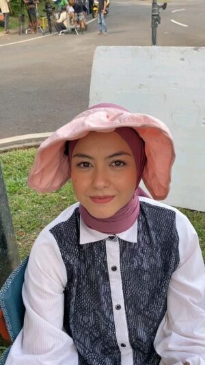 Ibnu Jamil Instagram - Serius ini lagi pada gabut banget kayanyaa😂

Menurut kalian ekspresinya siapa yg paling kocak?🤣

Jangan lupa nonton Jangan Bercerai Bunda setiap jam 22.00 WIB yaa❤️

#revalinastemat #revalinatemat #JanganBerceraiBunda #JBB #BehindTheScene