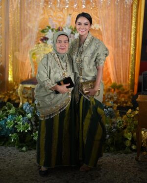 Ibnu Jamil Instagram - wanita wanitaku cantik sekali pake baju bodo 🤍❤️😍
love u all 

jangan dislide ya dijamin joget 🙏

#jamilosjourney #rindufamily