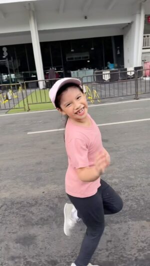 Ibnu Jamil Instagram - semoga bisa lari bareng terus sampe Yaya besar nanti..ya kan sayang @ririnekawati 🤍🙏

ayo ajakin keluarga kalian olahraga juga..jangan sehat sendirian..jalan2 sendiran aja kurang sedep..semangat jon💪🔥😊

🎽 @amclubindonesia 

#jamilosjourney #rindufamily