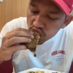 Ibnu Jamil Instagram - pemain MU wajib makan disini..dijamin bisa kampion jon 😎🔥 kuliner deket rumah bareng jagoan Mr.Dhof 🫡 #jamilosjourney #nasipadang #kulinerbenhil