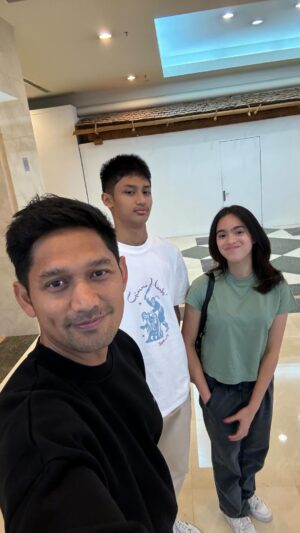 Ibnu Jamil Instagram - nonton film ditemani anak GenZ ❤️‍🔥

happy saturday night everyone 

#jamilosjourney