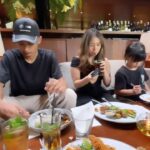 Ibnu Jamil Instagram - best memories in 2023 #RinduFamily 🤍❤️ moment langkah bisa makan bareng kalian full team kaya gini 😍🤗 love you all @ririnekawati @jasmineabeng @dhofinmaja @abigail.cattleyaputri #jamilosjourney