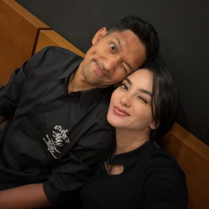 Ibnu Jamil Instagram - abis long run 20km hari ini dan saatnya bikin istri tersenyum..langsung ajak istri pacaran @ririnekawati 🤍 

dinner deket rumah aja gapapa ya sayang..yang penting i love you RE 😘

#jamilosjourney #rindufamily #ririnekawati