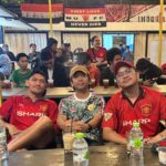Ibnu Jamil Instagram - nonton bola ber 3 demi 1 tim pujaan yang udah mulai jarang dapat pemuja baru nya apalagi pada area Gen z.. musim ini pun menjadi hal yang sulit bagi fans MU ada rasa dilema naudzubillah yang tebal..bukan dilema MU juara atau gak!!! tapi dilema siapa yang lebih enak jadi juara dihati para fans setan merah ini..gw yakin 100% semua berharap Arteta yang angkat trophy ketimbang Pep apalagi Klopp..tapi apakah mungkin Arsenal bisa ??? #jamilosjourney