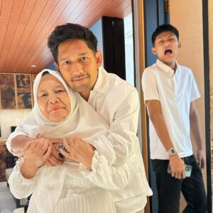 Ibnu Jamil Instagram - we love you mama haji 😘❤️

happy mother’s day 

#jamilosjourney