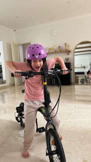 Ibnu Jamil Instagram - semoga sepeda nya awet sampe MU juara ya nak..jangan liat sepeda nya tapi liat helm nya warna fav mu nak @abigail.cattleyaputri 

sekali lg happy birthday anak papa Ibnu yg kocak dan keceh 😍😘❤️

#jamilosjourney #yayastory #yayabirthday #rindufamily