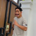 Ibnu Jamil Instagram - Musim tahun ini udah kayak musimnya MU di liga Inggris, ga jelas. kadang cerah tau-tau ujan, jadi agak susah buat olahraga outdoor. Hadeuh MU banget dah kemaren menang, besok tiba-tiba ngelawak. Tapi tenang aja, jon. Buat kalian yang lagi semangat latihan lari tapi cuaca nggak mendukung dan mau olahraga di rumah, gw nemu solusinya, running pad dari @bodimax.idn . Dimana kalian bisa jogging sambil kerja atau sambil nonton dimanapun dan kapanpun, karena bodimax running pad ada 3 mode nih jon. • Working mode • Walking mode dengan kecepatan maximal 6km/jam • Running mode dengan kecepatan maximal 12km/jam. Gak ada alasan lagi buat nggak olahraga pas cuaca nggak mendukung. sykaaaadd 🔥💪🏻