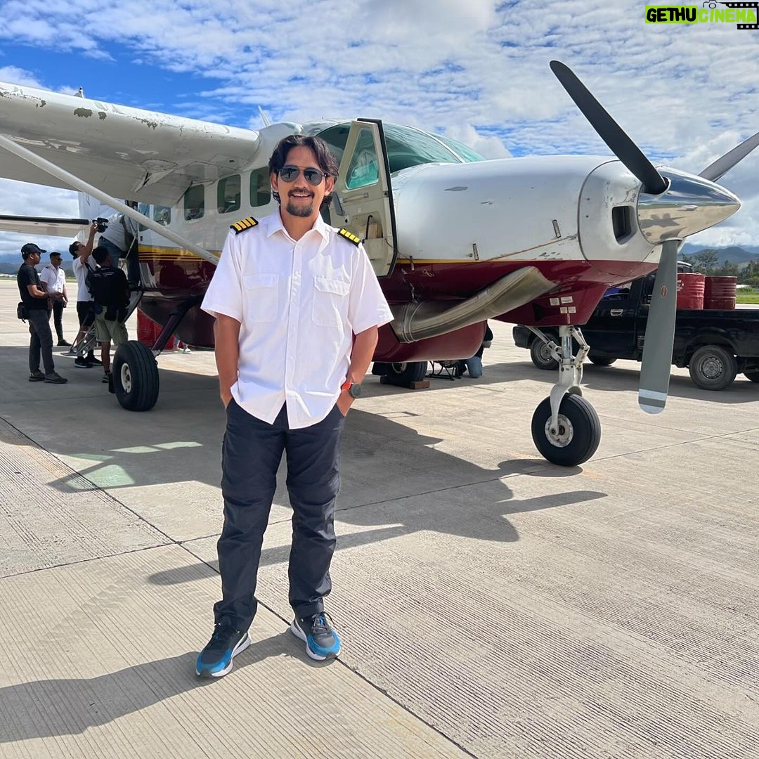 Ibnu Jamil Instagram - alhamdulillah dapat kesempatan seru banget jadi Pilot dipedalaman Papua yang sangat cinta dengan Sepakbola semuanya hanya ada didalam Film INDONESIA DARI TIMUR yang segera tayang di bioskop Indonesia terima kasih @alenia259 @aleniapictures @yosiasarwam ada yang tau ini pesawat apa??? (ada yang jawab pesawat telpon gw sledding dua kaki ya!!!) #jamilosjourney #film #indonesiadaritimur #papua Bandara Wamena, Jayawijaya