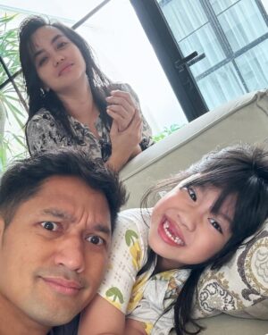 Ibnu Jamil Instagram - semoga nanti malam gawang MU gak kaya gigi nya anaku 🤲🙏

tapi @abigail.cattleyaputri kamu tetep cantik n slaaayy ❤️‍🔥

#jamilosjourney #rindufamily