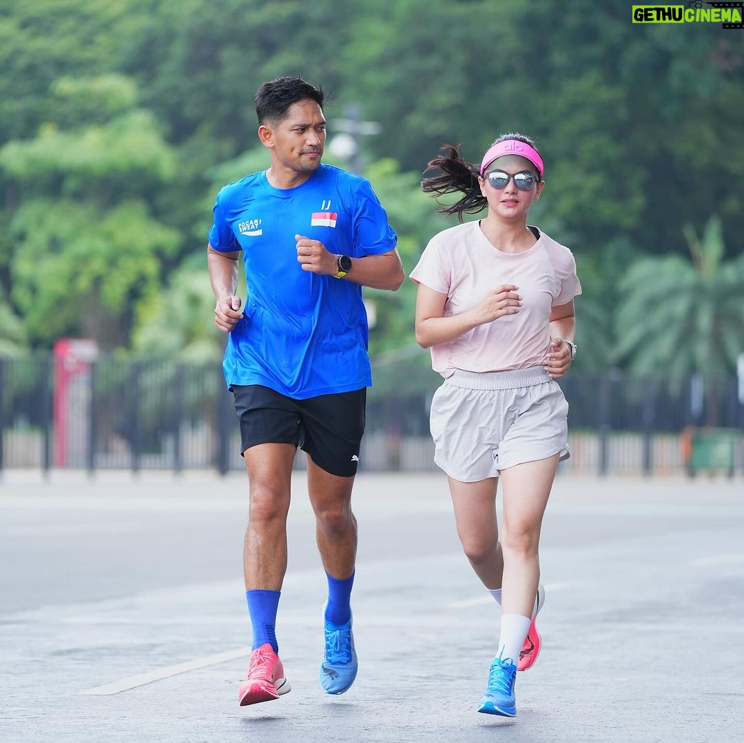 Ibnu Jamil Instagram - sepatu lari terbaik 2023 versi gw..Puma Deviate Nitro Ellite 2 ringan, nyaman, keceh, carbon plate paling comfort jonπ₯ (emang beda warna nya bukan tukeran sepatu sama @ririnekawati π€βοΈπ) ada yang samaan sepatu larinya??? #jamilosjourney #pumafriendsid #running #runner