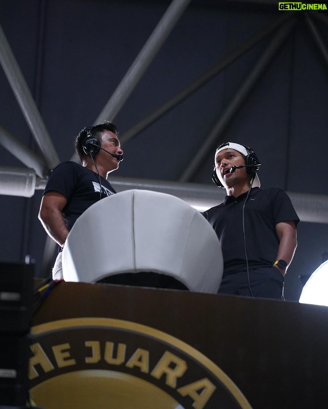 Ibnu Jamil Instagram - memori manis dari cabor Tennis tahun 2023 adalah bisa ikut meramaikan acara tennis THe juaRA nya dari @jebreeetmedia .. selain jadi pemain saya juga dapat tugas cuap2 jadi sportcaster Tennis bareng abang coach @raturandang.andrian thank u bang transfers knowledge nya mantab👍🍺 meskipun jadi pemain mix double saya dan istri @ririnekawati 🤍 kalah dari pasangan @jud1ka & @duma_riris yang jago abis 🫡..tapi seru banget bisa ikut ngerasain dag dig dug nya main tennis ditonton dan disiarkan langsung..tim Jebreeet keren slay parah salut buat all team production nya semoga tahun depan ada lagi ya colek @radotvalent @wandiwanandi @mykeywan 🙏❤️🔥 apa momen manis kalian ditahun 2023? #jamilosjourney #tennis #THejuaRA