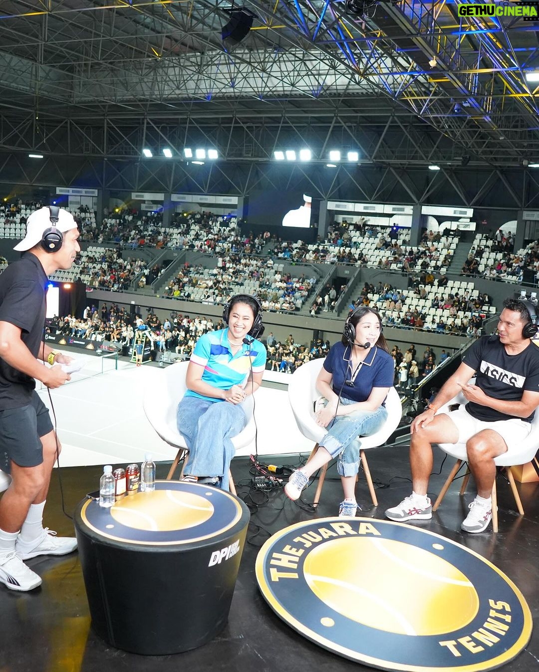 Ibnu Jamil Instagram - memori manis dari cabor Tennis tahun 2023 adalah bisa ikut meramaikan acara tennis THe juaRA nya dari @jebreeetmedia .. selain jadi pemain saya juga dapat tugas cuap2 jadi sportcaster Tennis bareng abang coach @raturandang.andrian thank u bang transfers knowledge nya mantab👍🍺 meskipun jadi pemain mix double saya dan istri @ririnekawati 🤍 kalah dari pasangan @jud1ka & @duma_riris yang jago abis 🫡..tapi seru banget bisa ikut ngerasain dag dig dug nya main tennis ditonton dan disiarkan langsung..tim Jebreeet keren slay parah salut buat all team production nya semoga tahun depan ada lagi ya colek @radotvalent @wandiwanandi @mykeywan 🙏❤️🔥 apa momen manis kalian ditahun 2023? #jamilosjourney #tennis #THejuaRA
