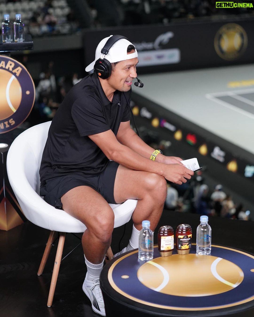 Ibnu Jamil Instagram - memori manis dari cabor Tennis tahun 2023 adalah bisa ikut meramaikan acara tennis THe juaRA nya dari @jebreeetmedia .. selain jadi pemain saya juga dapat tugas cuap2 jadi sportcaster Tennis bareng abang coach @raturandang.andrian thank u bang transfers knowledge nya mantab👍🍺 meskipun jadi pemain mix double saya dan istri @ririnekawati 🤍 kalah dari pasangan @jud1ka & @duma_riris yang jago abis 🫡..tapi seru banget bisa ikut ngerasain dag dig dug nya main tennis ditonton dan disiarkan langsung..tim Jebreeet keren slay parah salut buat all team production nya semoga tahun depan ada lagi ya colek @radotvalent @wandiwanandi @mykeywan 🙏❤️🔥 apa momen manis kalian ditahun 2023? #jamilosjourney #tennis #THejuaRA