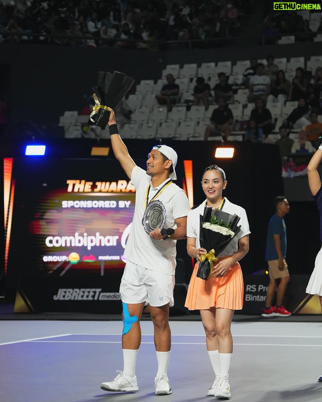 Ibnu Jamil Instagram - memori manis dari cabor Tennis tahun 2023 adalah bisa ikut meramaikan acara tennis THe juaRA nya dari @jebreeetmedia .. selain jadi pemain saya juga dapat tugas cuap2 jadi sportcaster Tennis bareng abang coach @raturandang.andrian thank u bang transfers knowledge nya mantab👍🍺 meskipun jadi pemain mix double saya dan istri @ririnekawati 🤍 kalah dari pasangan @jud1ka & @duma_riris yang jago abis 🫡..tapi seru banget bisa ikut ngerasain dag dig dug nya main tennis ditonton dan disiarkan langsung..tim Jebreeet keren slay parah salut buat all team production nya semoga tahun depan ada lagi ya colek @radotvalent @wandiwanandi @mykeywan 🙏❤️🔥 apa momen manis kalian ditahun 2023? #jamilosjourney #tennis #THejuaRA