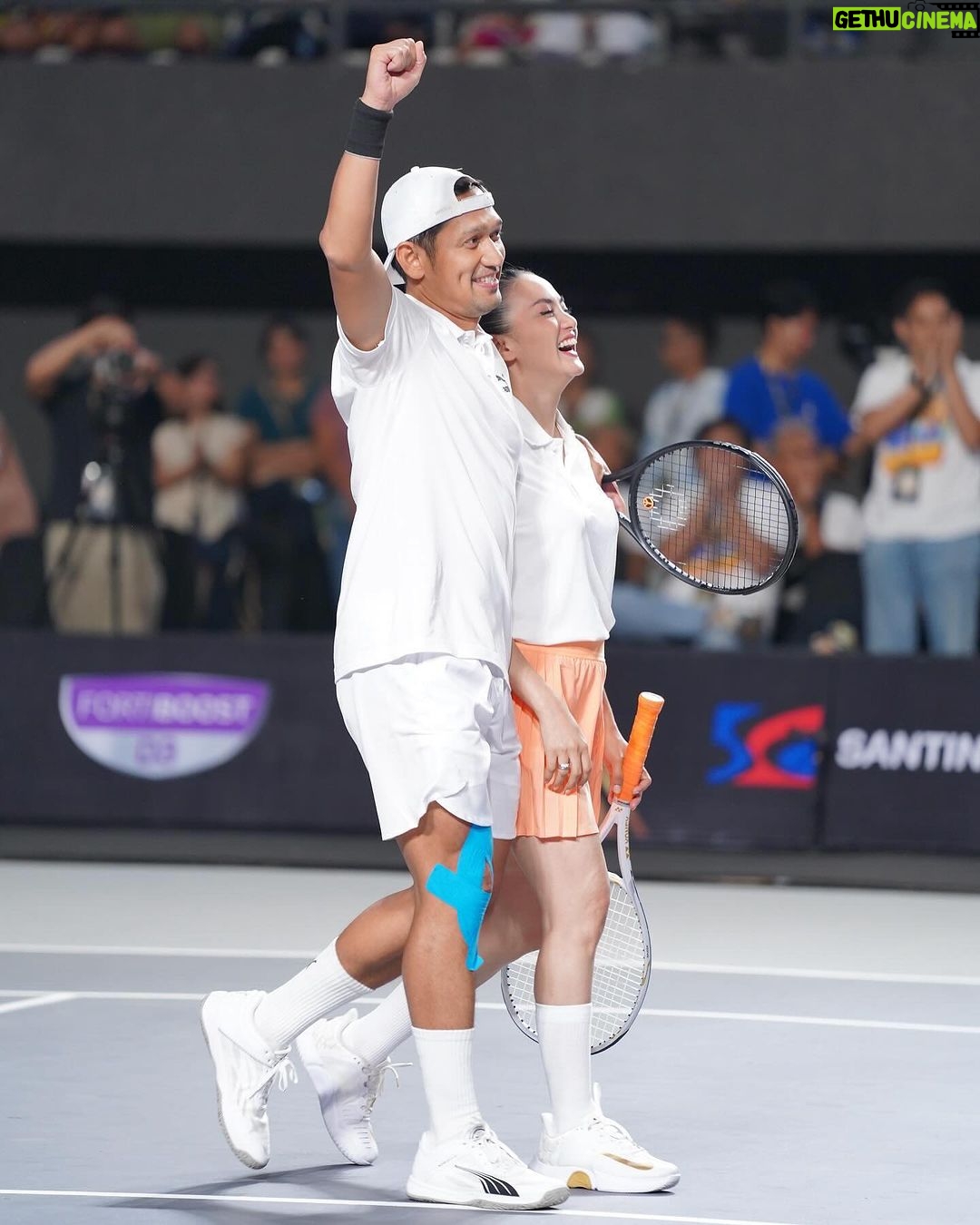 Ibnu Jamil Instagram - memori manis dari cabor Tennis tahun 2023 adalah bisa ikut meramaikan acara tennis THe juaRA nya dari @jebreeetmedia .. selain jadi pemain saya juga dapat tugas cuap2 jadi sportcaster Tennis bareng abang coach @raturandang.andrian thank u bang transfers knowledge nya mantab👍🍺 meskipun jadi pemain mix double saya dan istri @ririnekawati 🤍 kalah dari pasangan @jud1ka & @duma_riris yang jago abis 🫡..tapi seru banget bisa ikut ngerasain dag dig dug nya main tennis ditonton dan disiarkan langsung..tim Jebreeet keren slay parah salut buat all team production nya semoga tahun depan ada lagi ya colek @radotvalent @wandiwanandi @mykeywan 🙏❤️🔥 apa momen manis kalian ditahun 2023? #jamilosjourney #tennis #THejuaRA