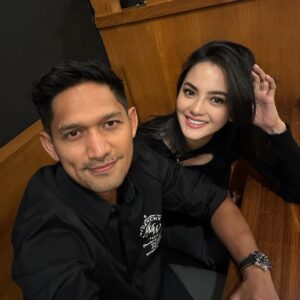Ibnu Jamil Instagram - abis long run 20km hari ini dan saatnya bikin istri tersenyum..langsung ajak istri pacaran @ririnekawati 🤍 

dinner deket rumah aja gapapa ya sayang..yang penting i love you RE 😘

#jamilosjourney #rindufamily #ririnekawati